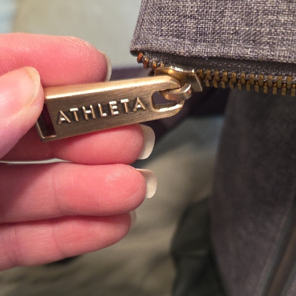 Stylish NWOT Athleta Gray Fold-Over Canvas Bag - Picture 2 of 10